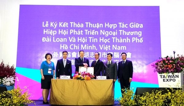 Scene at the signing ceremony (Photo: VNA)