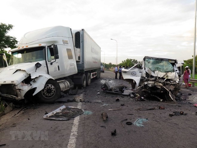 A car carrying 17 people collided with a container truck going in the opposite direction in Quang Nam province on July 30 (Photo: VNA)