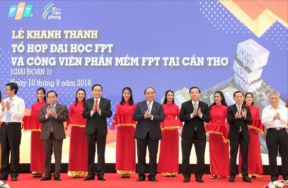 PM praises FPT’s strategy on human resource development