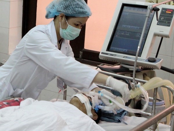 A medical worker tends a patient (Photo: VNA)