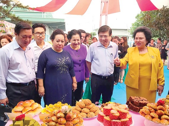 Mr. Phong at a food company in his visit (Photo: SGGP)