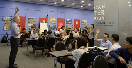 John Sechrest, founder of the Seattle Angel Conference, the Lean Startup Seattle Group discussed with researchers and entrepreneurs at the “Vietnam Challenge for Our Environment