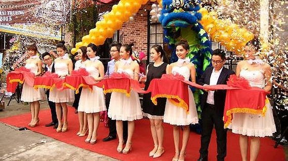 A business holds a ceremony on its opening day (Photo: SGGP)