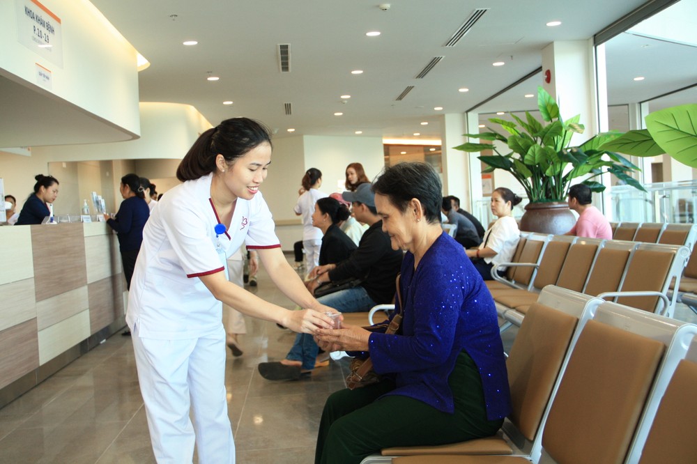 These first patients come to the new hospital (Photo: Courtesy of the new hospital )