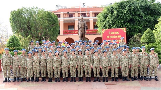 ietnamese medical doctors of the field hospital to be deployed in South Sudan offer incense in tribute to late President Ho Chi Minh at the Nha Rong Port in HCM City before participating in the UN’s peacekeeping force. (Photo: VNA)