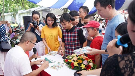 Dr. Giap Van Duong signed his books for readers in the launch of the series ‘Discussions of Science 4.0’