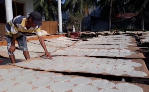 Traditional craft of My Long rice paper making in Ben Tre province's My Thanh commune is in the list of Vietnam’s national intangible cultural heritages (Photo: VNA)