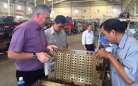 Foreign workers work at Ben Thanh Rubber Company (Photo: SGGP)