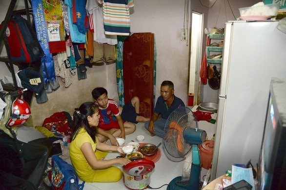 Han Ni, a worker from the central province of Thua Thien-Hue, wants to own a home but says that administrative procedures are time-consuming and confusing. — Photo tuoitre.vn