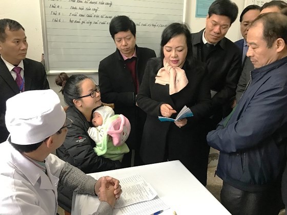 Health Minister Nguyen Thi Kim Tien at a medical clinic talks about vaccination benefit to parents ( Photo SGGP)