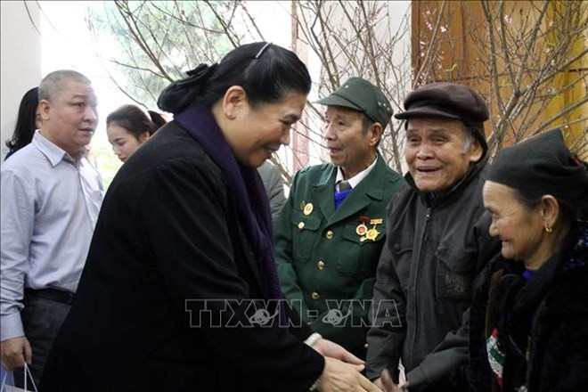 National Assembly (NA) Vice Chairwoman Tong Thi Phong visits policy beneficiaries in Cam Thuy district (Source: VNA)