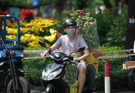 City dwellers flock to buy flowers yesterday