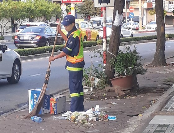 For city’s beauty, workers keep working in lunar new year