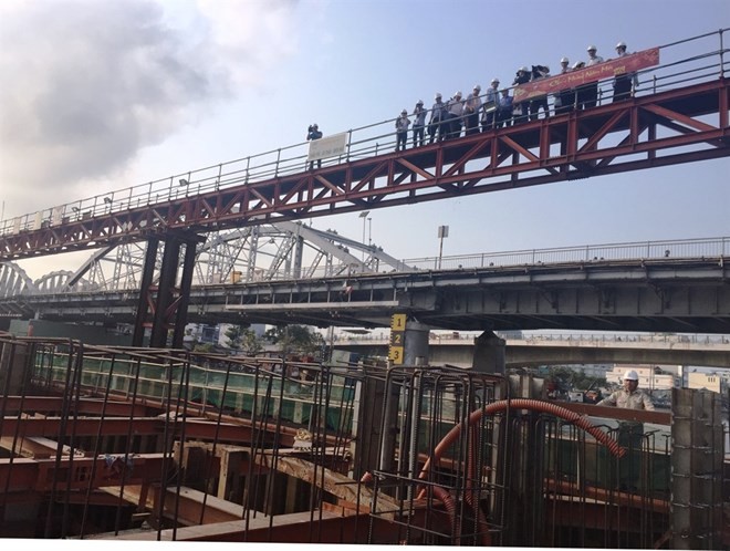 HCMC leaders on March 12 check the progress of the Tan Thuan sewage system, a multi-trillion VND flood-prevention project in District 7. (Photo: VNA)