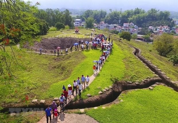 Tourists visit A1 Hill, the site of a fierce fight in Dien Bien Phu valley (Source: VNA)