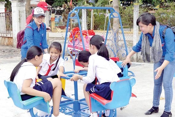 Communist youth unions give books to children in disadvantaged districts