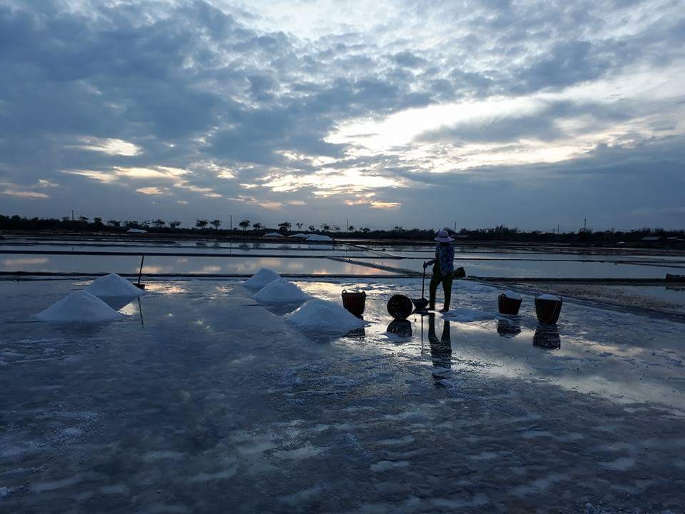 A salt farmer is working in his farm (Photo: H.H)