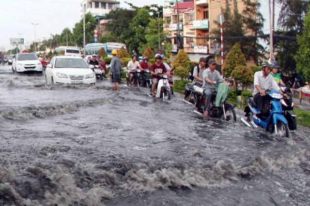 Kinh Duong Vuong street in HCM City's District 5 under water after heavy rain. (Photo: VNA)