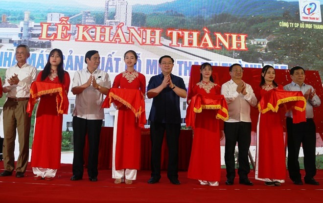 Deputy Prime Minister Vuong Dinh Hue (centre) and other officials at the inauguration ceremony of the MDF factory in Vu Quang district, Ha Tinh province, on April 21 (Photo: VNA)