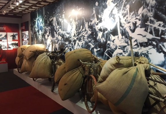 Bicycles used by frontline porters to transport rice, food (Source: qdnd.vn)