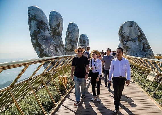 The billionaire walks in Golden Bridge (Photo: SGGP)