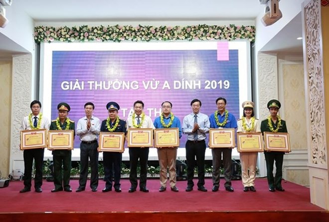 The Vu A Dinh Award 2019 is presented at a ceremony in Hanoi on May 22 (Photo: tienphong.vn)