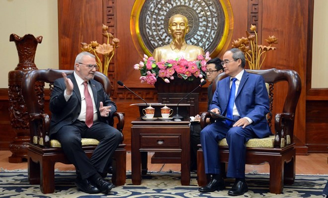 Politburo member and Secretary of the Ho Chi Minh City Party Committee Nguyen Thien Nhan (R) meets with received Senior Vice President of the US-ASEAN Business Council Michael Michalak on June 17 (Photo: SGGP)