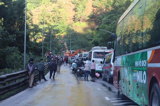 Road-wrecking landslide blocks traffic on mountain pass