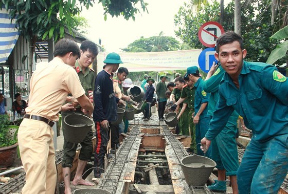 Rural residents contribute assistance to bridge construction