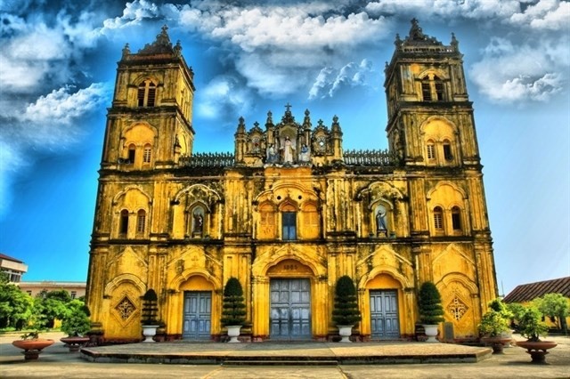 Bui Chu Church, one of the most magnificient old churches in the north of Vietnam, is in a state of serious disrepair. (Photo tintucnamdinh.vn)