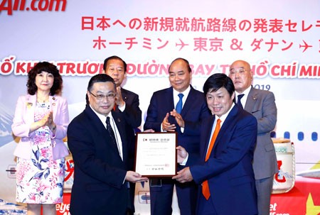 Keidanren’s representative presents Membership certificate of Keidanren to Vietjet’s management representative under the witness of the two countries’ high-ranking dignitaries (Photo: Courtesy of Vietjet)