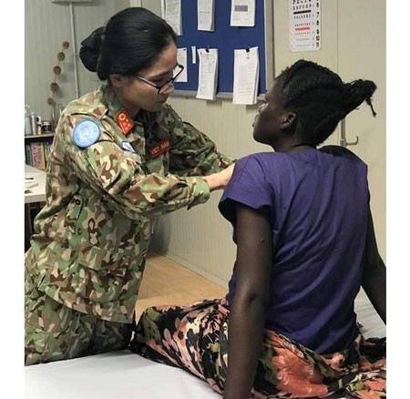 A Vietnamese doctor examines the governor's wife (Photo: SGGP)