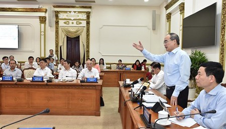 Secretary of the HCMC Party Committee Nguyen Thien Nhan delivers a speech at the meeting. (Photo by Viet Dung)