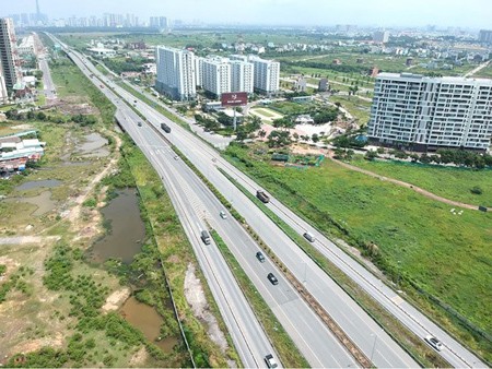 The task of land compensation payment has a great effect on the completion of transport construction projects. Photo by Cao Thang