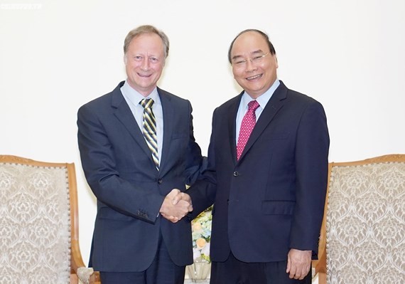 Prime Minister Nguyen Xuan Phuc (R) and head of the Delegation of the European Union to Vietnam Bruno Angelet (Photo: VGP)