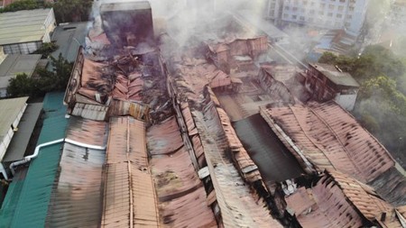 6,000m2 of the warehouse of Rang Dong Light Source and Vacuum Flask Jsc. was destroyed