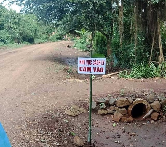 The path into the girl's house is isolated (Photo: SGGP)