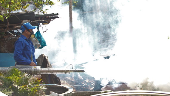 A medical worker is spraying chemical to kill mosquito (Photo: SGGP)