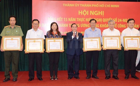 Permanent Vice Chairman Dieu K're gives certificates of merit to individuals who have done their task well (Photo: SGGP)