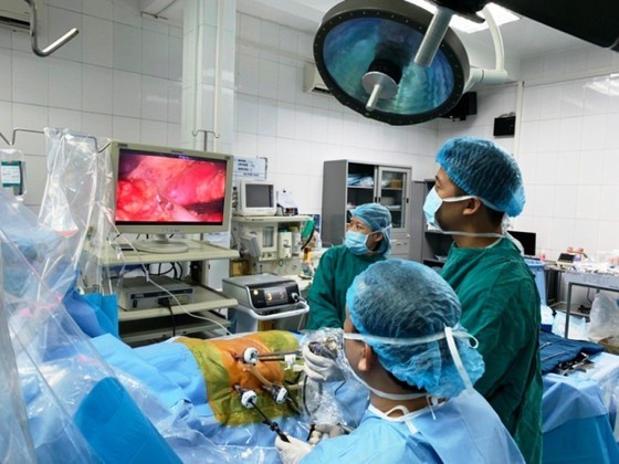 Successful kidney transplant performed on a low birth weight child