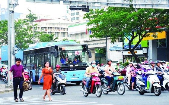 A bus travels in crowded road in HCMC (Photo: SGGP)