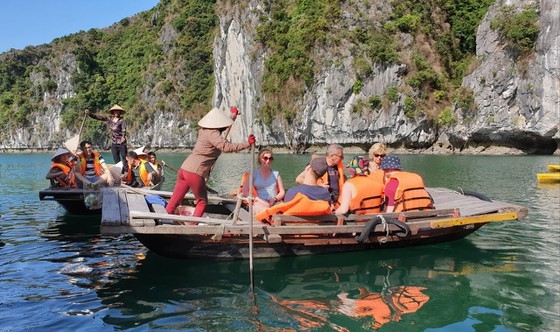 Plan to raise Ha Long Bay entrance fees halted