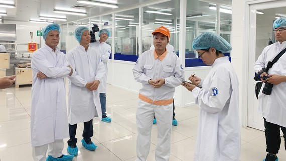 Inspectors talk to milk plant managers about production procedure (Photo: SGGP)