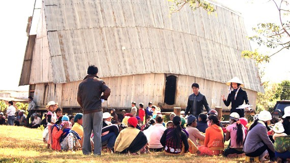 Yuko ( with a conical hat and Vietnamese traditional clothing) talks to residents about safe eating (Photo: SGGP)