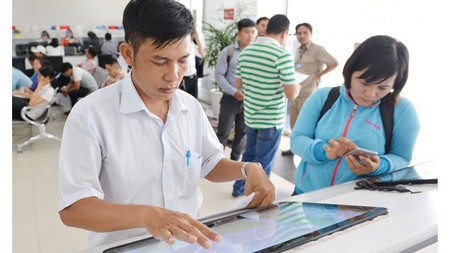 Citizens are searching for planning information at the office of the People’s Committee of District 12. (Photo: SGGP)