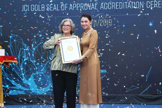 Paula Wilson, President and chief executive officer of Joint Commission International grants certification to Hanh Phuc Hospital's General Director of Hanh Phuc Hospital Nguyen Thuc Anh (Photo: SGGP)