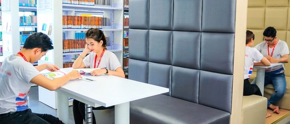 Students are studying in the library of Ton Duc Thang University (Photo: SGGP)