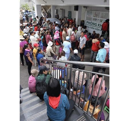 Patients wait for their turn to see doctor in the Ho Chi Minh City Tumor Hospital (Photo: SGGP)