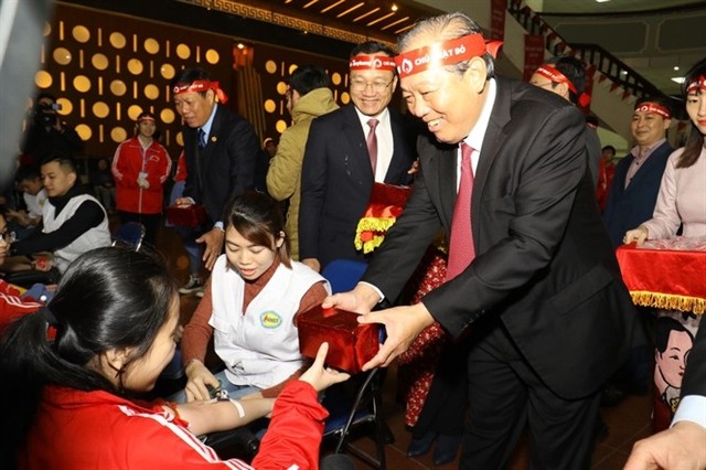 Permanent Deputy Prime Minister Truong Hoa Binh visits donors during of the Chu nhat Do (Red Sunday) blood donation festival at the Hanoi University of Science and Technology on Sunday. — Photo tienphong.vn