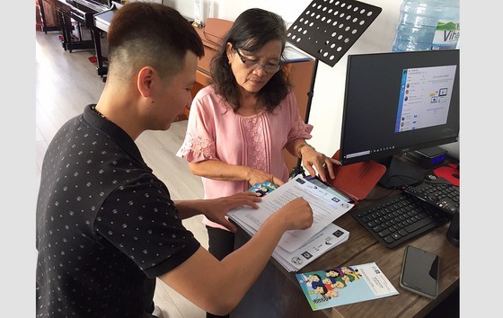 A consultant encourages a tuberculosis patient not to quit treatment (Photo: SGGP)
